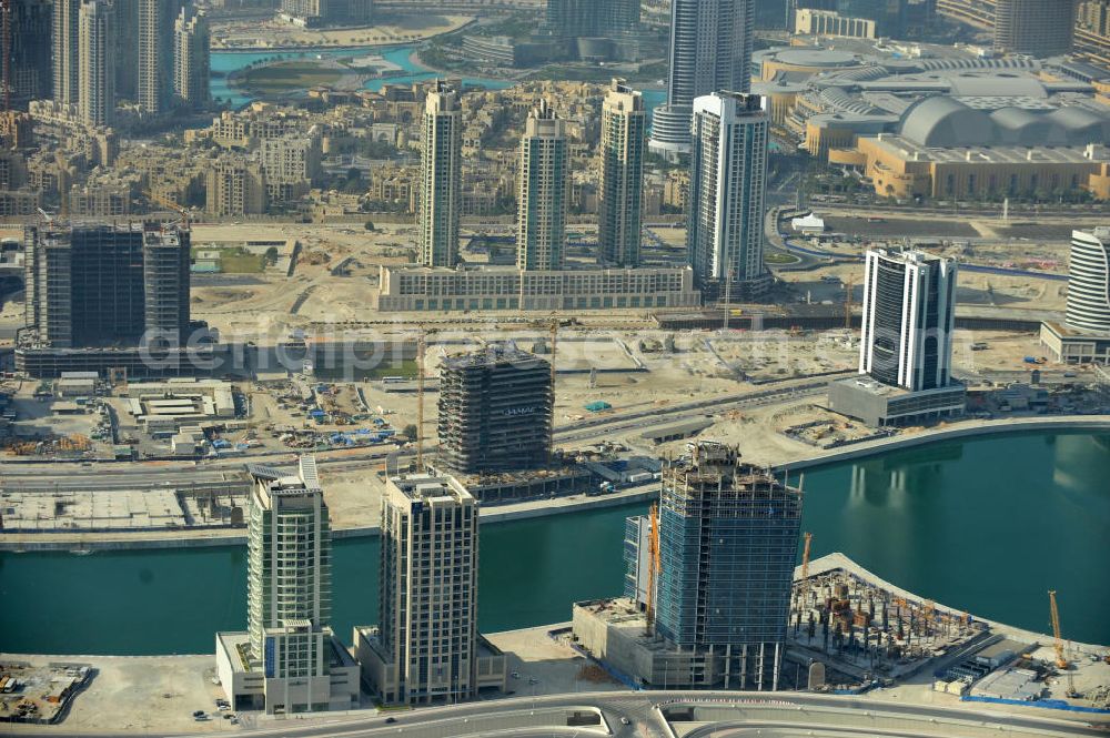 Dubai from the bird's eye view: Blick auf die Büro- und Geschäftshäuser der Business Bay, einem Stadtentwicklungsvorhaben in Dubai. Die Gegend soll als zentrales Geschäftszentrum dienen. Der Business Bay Creek ist eine künstliche Verlängerung des Dubai Creek. View over the office and commercial buildings of Business Bay, an urban development project of Dubai. The area is meant to become Dubai's central business district. The Business Bay Creek is an artificial extension of Dubai Creek.