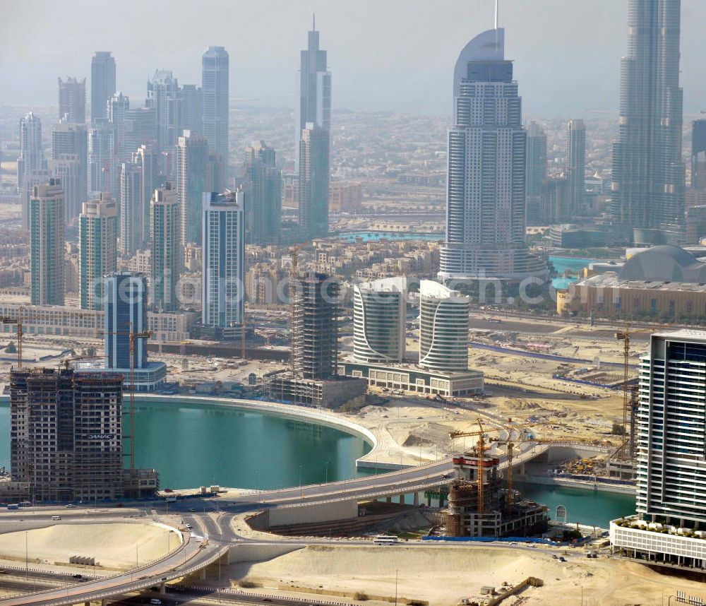 Aerial photograph Dubai - Blick auf die Büro- und Geschäftshäuser der Business Bay, einem Stadtentwicklungsvorhaben in Dubai. Die Gegend soll als zentrales Geschäftszentrum dienen. Der Business Bay Creek ist eine künstliche Verlängerung des Dubai Creek. View over the office and commercial buildings of Business Bay, an urban development project of Dubai. The area is meant to become Dubai's central business district. The Business Bay Creek is an artificial extension of Dubai Creek.