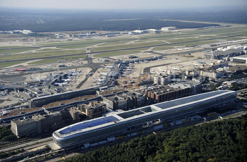 Aerial image Frankfurt am Main - Blick auf das Businesscenter The Squaire, vormals als Airrail Center Frankfurt bekannt. Hauptinvestor für das futuristische Projekt ist die IVG Immobilien AG. Das 660 Meter lange und neun Etagen (45 Meter) hohe Gebäude wurde über dem Fernbahnhof gebaut, um eine zusätzliche Fläche für Büros, Hotels und Einkaufszentren zu bieten. Das u.a. mit der Streif Baulogistik GmbH errichtete Bauwerk ist auf die Decke des Fernbahnhofs gesetzt, die wie die Pfeiler des Grundbauwerks bereits entsprechend ausgelegt wurde. Das Center ist somit direkt mit dem Terminal 1 und dem Fernbahnhof verbunden. View of the Business Center The Squair, formerly known as Airrail Center Frankfurt. The main investor for the futuristic project is the IVG Immobilien AG.