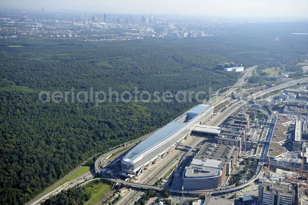 Aerial photograph Frankfurt am Main - Blick auf das Businesscenter The Squaire, vormals als Airrail Center Frankfurt bekannt. Hauptinvestor für das futuristische Projekt ist die IVG Immobilien AG. Das 660 Meter lange und neun Etagen (45 Meter) hohe Gebäude wurde über dem Fernbahnhof gebaut, um eine zusätzliche Fläche für Büros, Hotels und Einkaufszentren zu bieten. Das u.a. mit der Streif Baulogistik GmbH errichtete Bauwerk ist auf die Decke des Fernbahnhofs gesetzt, die wie die Pfeiler des Grundbauwerks bereits entsprechend ausgelegt wurde. Das Center ist somit direkt mit dem Terminal 1 und dem Fernbahnhof verbunden. View of the Business Center The Squair, formerly known as Airrail Center Frankfurt. The main investor for the futuristic project is the IVG Immobilien AG.