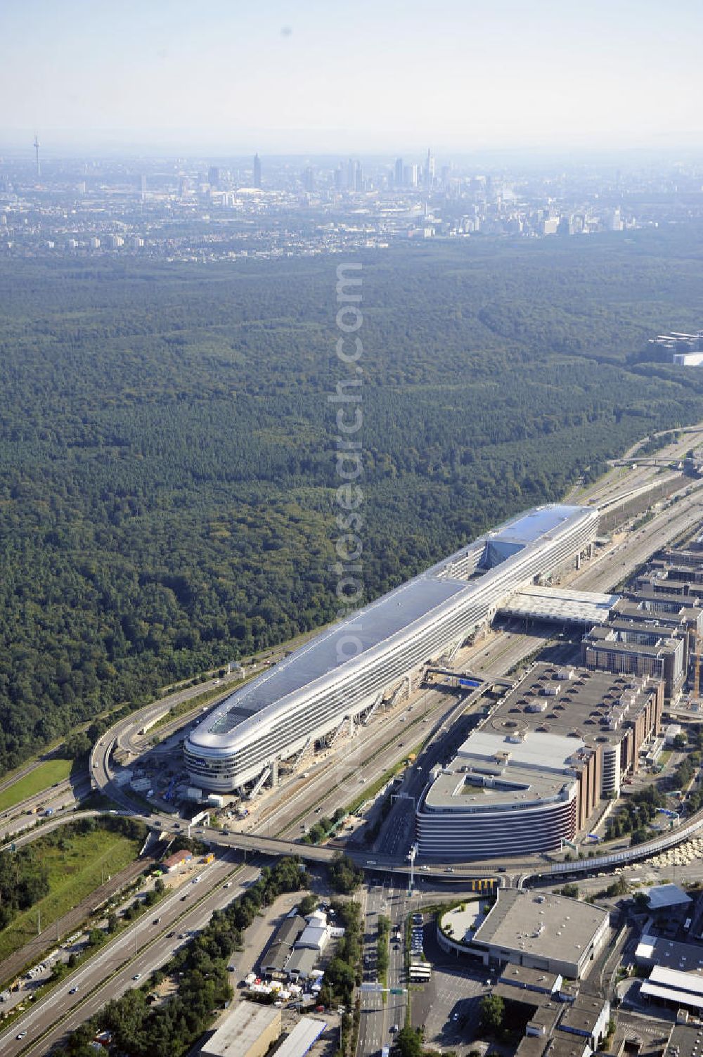 Frankfurt am Main from above - Blick auf das Businesscenter The Squaire, vormals als Airrail Center Frankfurt bekannt. Hauptinvestor für das futuristische Projekt ist die IVG Immobilien AG. Das 660 Meter lange und neun Etagen (45 Meter) hohe Gebäude wurde über dem Fernbahnhof gebaut, um eine zusätzliche Fläche für Büros, Hotels und Einkaufszentren zu bieten. Das u.a. mit der Streif Baulogistik GmbH errichtete Bauwerk ist auf die Decke des Fernbahnhofs gesetzt, die wie die Pfeiler des Grundbauwerks bereits entsprechend ausgelegt wurde. Das Center ist somit direkt mit dem Terminal 1 und dem Fernbahnhof verbunden. View of the Business Center The Squair, formerly known as Airrail Center Frankfurt. The main investor for the futuristic project is the IVG Immobilien AG.