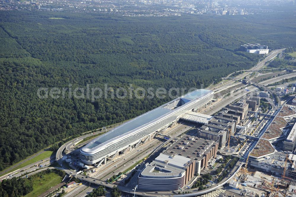 Aerial image Frankfurt am Main - Blick auf das Businesscenter The Squaire, vormals als Airrail Center Frankfurt bekannt. Hauptinvestor für das futuristische Projekt ist die IVG Immobilien AG. Das 660 Meter lange und neun Etagen (45 Meter) hohe Gebäude wurde über dem Fernbahnhof gebaut, um eine zusätzliche Fläche für Büros, Hotels und Einkaufszentren zu bieten. Das u.a. mit der Streif Baulogistik GmbH errichtete Bauwerk ist auf die Decke des Fernbahnhofs gesetzt, die wie die Pfeiler des Grundbauwerks bereits entsprechend ausgelegt wurde. Das Center ist somit direkt mit dem Terminal 1 und dem Fernbahnhof verbunden. View of the Business Center The Squair, formerly known as Airrail Center Frankfurt. The main investor for the futuristic project is the IVG Immobilien AG.