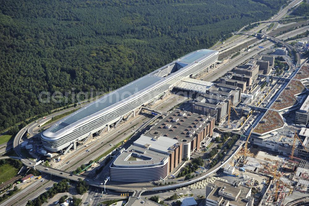 Aerial photograph Frankfurt am Main - Blick auf das Businesscenter The Squaire, vormals als Airrail Center Frankfurt bekannt. Hauptinvestor für das futuristische Projekt ist die IVG Immobilien AG. Das 660 Meter lange und neun Etagen (45 Meter) hohe Gebäude wurde über dem Fernbahnhof gebaut, um eine zusätzliche Fläche für Büros, Hotels und Einkaufszentren zu bieten. Das u.a. mit der Streif Baulogistik GmbH errichtete Bauwerk ist auf die Decke des Fernbahnhofs gesetzt, die wie die Pfeiler des Grundbauwerks bereits entsprechend ausgelegt wurde. Das Center ist somit direkt mit dem Terminal 1 und dem Fernbahnhof verbunden. View of the Business Center The Squair, formerly known as Airrail Center Frankfurt. The main investor for the futuristic project is the IVG Immobilien AG.