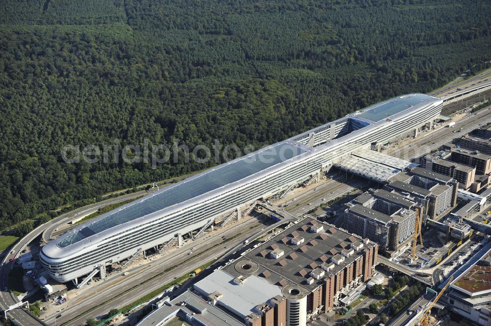 Frankfurt am Main from above - Blick auf das Businesscenter The Squaire, vormals als Airrail Center Frankfurt bekannt. Hauptinvestor für das futuristische Projekt ist die IVG Immobilien AG. Das 660 Meter lange und neun Etagen (45 Meter) hohe Gebäude wurde über dem Fernbahnhof gebaut, um eine zusätzliche Fläche für Büros, Hotels und Einkaufszentren zu bieten. Das u.a. mit der Streif Baulogistik GmbH errichtete Bauwerk ist auf die Decke des Fernbahnhofs gesetzt, die wie die Pfeiler des Grundbauwerks bereits entsprechend ausgelegt wurde. Das Center ist somit direkt mit dem Terminal 1 und dem Fernbahnhof verbunden. View of the Business Center The Squair, formerly known as Airrail Center Frankfurt. The main investor for the futuristic project is the IVG Immobilien AG.