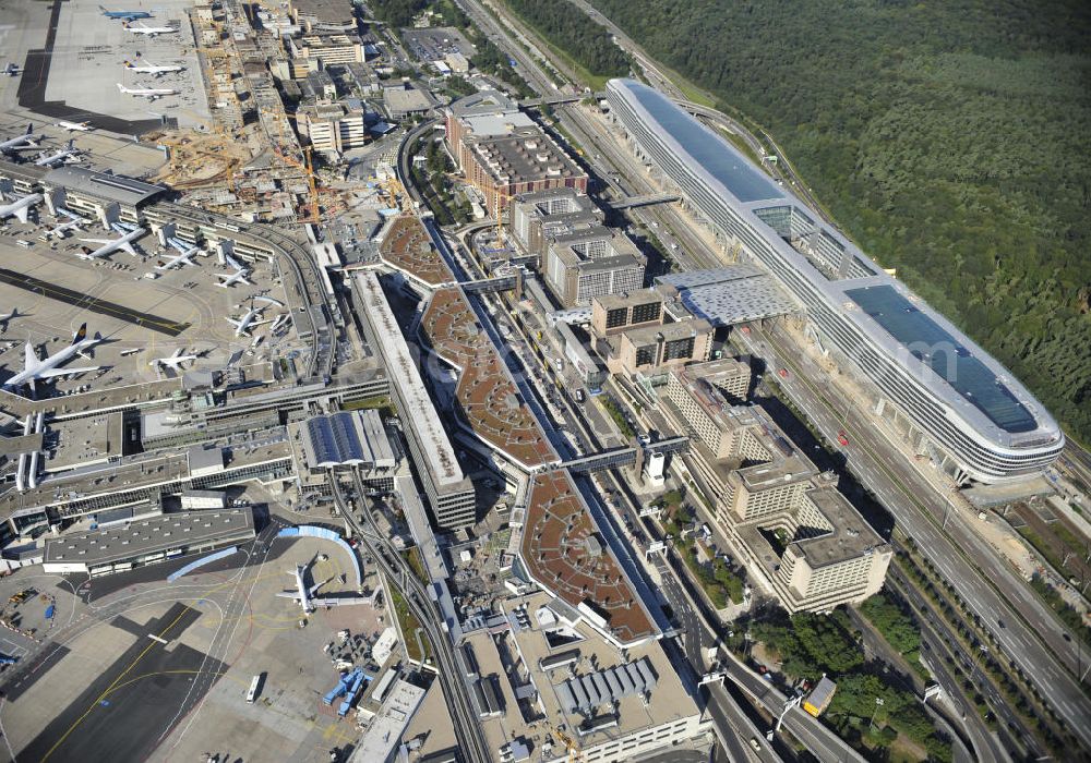 Aerial image Frankfurt am Main - Blick auf das Businesscenter The Squaire, vormals als Airrail Center Frankfurt bekannt. Hauptinvestor für das futuristische Projekt ist die IVG Immobilien AG. Das 660 Meter lange und neun Etagen (45 Meter) hohe Gebäude wurde über dem Fernbahnhof gebaut, um eine zusätzliche Fläche für Büros, Hotels und Einkaufszentren zu bieten. Das u.a. mit der Streif Baulogistik GmbH errichtete Bauwerk ist auf die Decke des Fernbahnhofs gesetzt, die wie die Pfeiler des Grundbauwerks bereits entsprechend ausgelegt wurde. Das Center ist somit direkt mit dem Terminal 1 und dem Fernbahnhof verbunden. View of the Business Center The Squair, formerly known as Airrail Center Frankfurt. The main investor for the futuristic project is the IVG Immobilien AG.