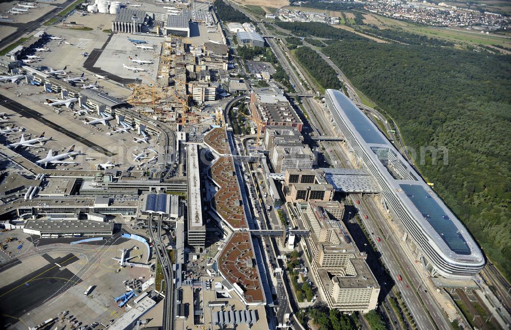 Aerial photograph Frankfurt am Main - Blick auf das Businesscenter The Squaire, vormals als Airrail Center Frankfurt bekannt. Hauptinvestor für das futuristische Projekt ist die IVG Immobilien AG. Das 660 Meter lange und neun Etagen (45 Meter) hohe Gebäude wurde über dem Fernbahnhof gebaut, um eine zusätzliche Fläche für Büros, Hotels und Einkaufszentren zu bieten. Das u.a. mit der Streif Baulogistik GmbH errichtete Bauwerk ist auf die Decke des Fernbahnhofs gesetzt, die wie die Pfeiler des Grundbauwerks bereits entsprechend ausgelegt wurde. Das Center ist somit direkt mit dem Terminal 1 und dem Fernbahnhof verbunden. View of the Business Center The Squair, formerly known as Airrail Center Frankfurt. The main investor for the futuristic project is the IVG Immobilien AG.