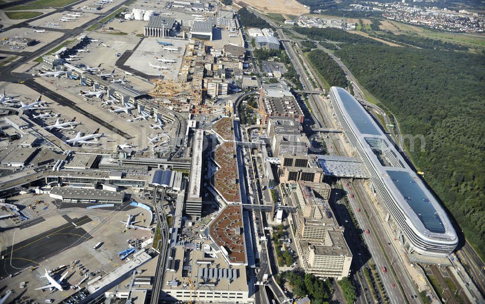 Frankfurt am Main from above - Blick auf das Businesscenter The Squaire, vormals als Airrail Center Frankfurt bekannt. Hauptinvestor für das futuristische Projekt ist die IVG Immobilien AG. Das 660 Meter lange und neun Etagen (45 Meter) hohe Gebäude wurde über dem Fernbahnhof gebaut, um eine zusätzliche Fläche für Büros, Hotels und Einkaufszentren zu bieten. Das u.a. mit der Streif Baulogistik GmbH errichtete Bauwerk ist auf die Decke des Fernbahnhofs gesetzt, die wie die Pfeiler des Grundbauwerks bereits entsprechend ausgelegt wurde. Das Center ist somit direkt mit dem Terminal 1 und dem Fernbahnhof verbunden. View of the Business Center The Squair, formerly known as Airrail Center Frankfurt. The main investor for the futuristic project is the IVG Immobilien AG.