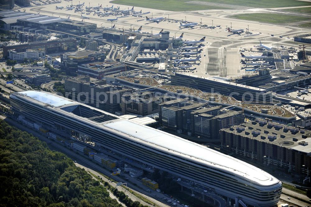 Aerial image Frankfurt am Main - Blick auf das Businesscenter The Squaire, vormals als Airrail Center Frankfurt bekannt. Hauptinvestor für das futuristische Projekt ist die IVG Immobilien AG. Das 660 Meter lange und neun Etagen (45 Meter) hohe Gebäude wurde über dem Fernbahnhof gebaut, um eine zusätzliche Fläche für Büros, Hotels und Einkaufszentren zu bieten. Das u.a. mit der Streif Baulogistik GmbH errichtete Bauwerk ist auf die Decke des Fernbahnhofs gesetzt, die wie die Pfeiler des Grundbauwerks bereits entsprechend ausgelegt wurde. Das Center ist somit direkt mit dem Terminal 1 und dem Fernbahnhof verbunden. View of the Business Center The Squair, formerly known as Airrail Center Frankfurt. The main investor for the futuristic project is the IVG Immobilien AG.