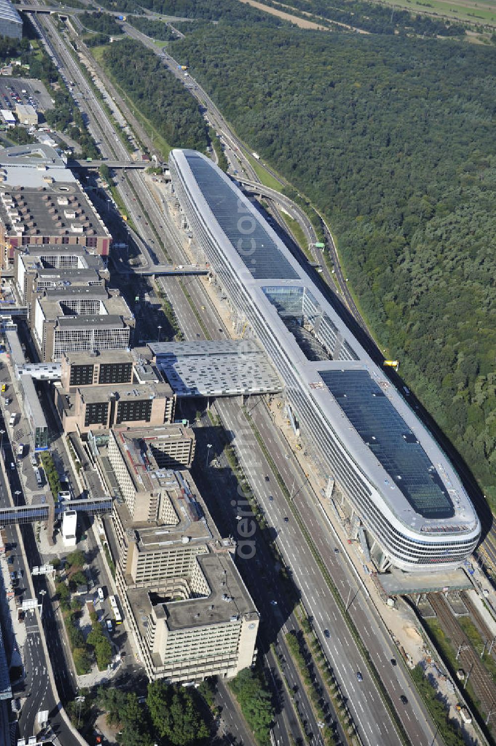 Frankfurt am Main from above - Blick auf das Businesscenter The Squaire, vormals als Airrail Center Frankfurt bekannt. Hauptinvestor für das futuristische Projekt ist die IVG Immobilien AG. Das 660 Meter lange und neun Etagen (45 Meter) hohe Gebäude wurde über dem Fernbahnhof gebaut, um eine zusätzliche Fläche für Büros, Hotels und Einkaufszentren zu bieten. Das u.a. mit der Streif Baulogistik GmbH errichtete Bauwerk ist auf die Decke des Fernbahnhofs gesetzt, die wie die Pfeiler des Grundbauwerks bereits entsprechend ausgelegt wurde. Das Center ist somit direkt mit dem Terminal 1 und dem Fernbahnhof verbunden. View of the Business Center The Squair, formerly known as Airrail Center Frankfurt. The main investor for the futuristic project is the IVG Immobilien AG.