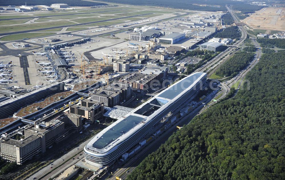 Aerial image Frankfurt am Main - Blick auf das Businesscenter The Squaire, vormals als Airrail Center Frankfurt bekannt. Hauptinvestor für das futuristische Projekt ist die IVG Immobilien AG. Das 660 Meter lange und neun Etagen (45 Meter) hohe Gebäude wurde über dem Fernbahnhof gebaut, um eine zusätzliche Fläche für Büros, Hotels und Einkaufszentren zu bieten. Das u.a. mit der Streif Baulogistik GmbH errichtete Bauwerk ist auf die Decke des Fernbahnhofs gesetzt, die wie die Pfeiler des Grundbauwerks bereits entsprechend ausgelegt wurde. Das Center ist somit direkt mit dem Terminal 1 und dem Fernbahnhof verbunden. View of the Business Center The Squair, formerly known as Airrail Center Frankfurt. The main investor for the futuristic project is the IVG Immobilien AG.