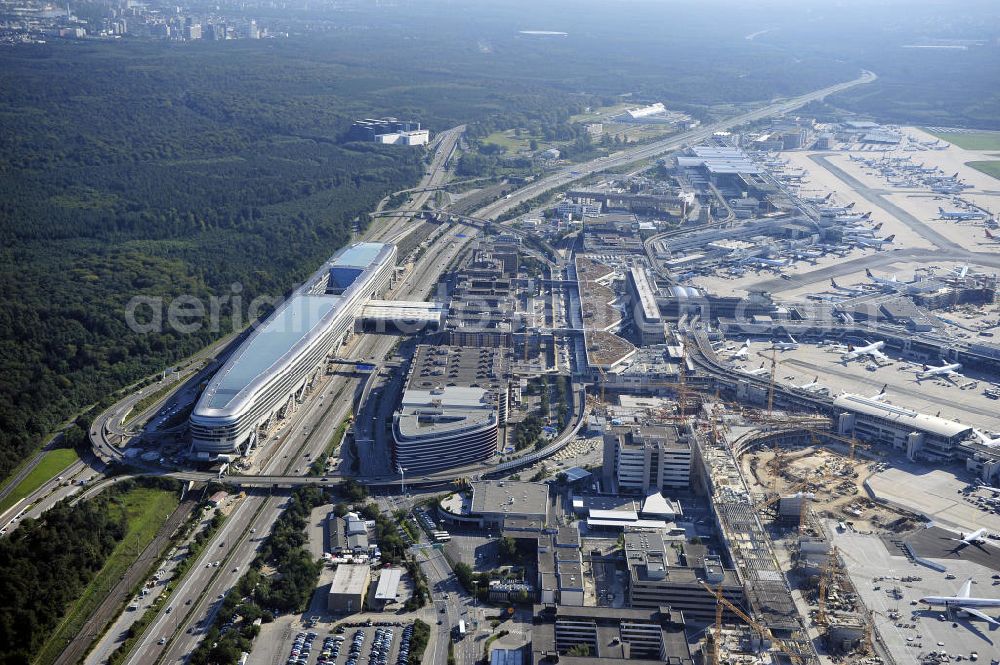 Aerial photograph Frankfurt am Main - Blick auf das Businesscenter The Squaire, vormals als Airrail Center Frankfurt bekannt. Hauptinvestor für das futuristische Projekt ist die IVG Immobilien AG. Das 660 Meter lange und neun Etagen (45 Meter) hohe Gebäude wurde über dem Fernbahnhof gebaut, um eine zusätzliche Fläche für Büros, Hotels und Einkaufszentren zu bieten. Das u.a. mit der Streif Baulogistik GmbH errichtete Bauwerk ist auf die Decke des Fernbahnhofs gesetzt, die wie die Pfeiler des Grundbauwerks bereits entsprechend ausgelegt wurde. Das Center ist somit direkt mit dem Terminal 1 und dem Fernbahnhof verbunden. View of the Business Center The Squair, formerly known as Airrail Center Frankfurt. The main investor for the futuristic project is the IVG Immobilien AG.