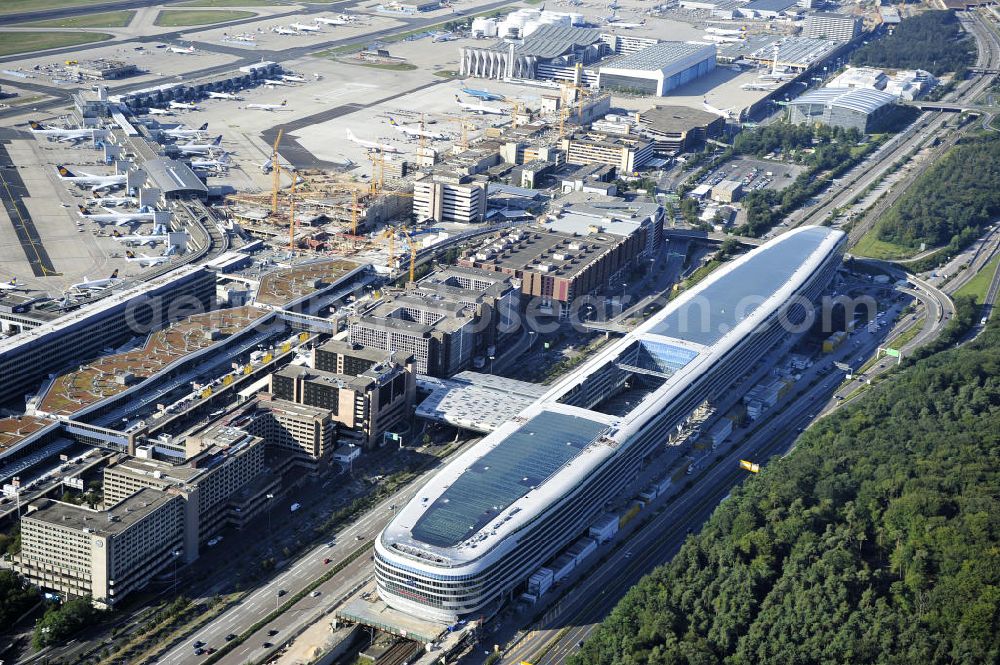 Frankfurt am Main from above - Blick auf das Businesscenter The Squaire, vormals als Airrail Center Frankfurt bekannt. Hauptinvestor für das futuristische Projekt ist die IVG Immobilien AG. Das 660 Meter lange und neun Etagen (45 Meter) hohe Gebäude wurde über dem Fernbahnhof gebaut, um eine zusätzliche Fläche für Büros, Hotels und Einkaufszentren zu bieten. Das u.a. mit der Streif Baulogistik GmbH errichtete Bauwerk ist auf die Decke des Fernbahnhofs gesetzt, die wie die Pfeiler des Grundbauwerks bereits entsprechend ausgelegt wurde. Das Center ist somit direkt mit dem Terminal 1 und dem Fernbahnhof verbunden. View of the Business Center The Squair, formerly known as Airrail Center Frankfurt. The main investor for the futuristic project is the IVG Immobilien AG.