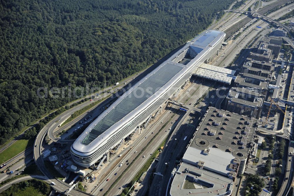 Frankfurt am Main from the bird's eye view: Blick auf das Businesscenter The Squaire, vormals als Airrail Center Frankfurt bekannt. Hauptinvestor für das futuristische Projekt ist die IVG Immobilien AG. Das 660 Meter lange und neun Etagen (45 Meter) hohe Gebäude wurde über dem Fernbahnhof gebaut, um eine zusätzliche Fläche für Büros, Hotels und Einkaufszentren zu bieten. Das u.a. mit der Streif Baulogistik GmbH errichtete Bauwerk ist auf die Decke des Fernbahnhofs gesetzt, die wie die Pfeiler des Grundbauwerks bereits entsprechend ausgelegt wurde. Das Center ist somit direkt mit dem Terminal 1 und dem Fernbahnhof verbunden. View of the Business Center The Squair, formerly known as Airrail Center Frankfurt. The main investor for the futuristic project is the IVG Immobilien AG.