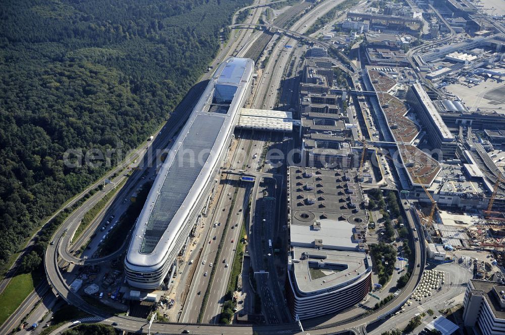 Aerial image Frankfurt am Main - Blick auf das Businesscenter The Squaire, vormals als Airrail Center Frankfurt bekannt. Hauptinvestor für das futuristische Projekt ist die IVG Immobilien AG. Das 660 Meter lange und neun Etagen (45 Meter) hohe Gebäude wurde über dem Fernbahnhof gebaut, um eine zusätzliche Fläche für Büros, Hotels und Einkaufszentren zu bieten. Das u.a. mit der Streif Baulogistik GmbH errichtete Bauwerk ist auf die Decke des Fernbahnhofs gesetzt, die wie die Pfeiler des Grundbauwerks bereits entsprechend ausgelegt wurde. Das Center ist somit direkt mit dem Terminal 1 und dem Fernbahnhof verbunden. View of the Business Center The Squair, formerly known as Airrail Center Frankfurt. The main investor for the futuristic project is the IVG Immobilien AG.