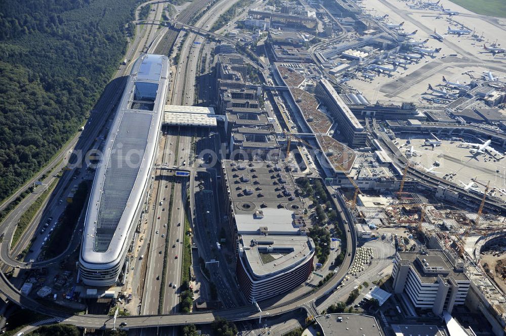 Aerial photograph Frankfurt am Main - Blick auf das Businesscenter The Squaire, vormals als Airrail Center Frankfurt bekannt. Hauptinvestor für das futuristische Projekt ist die IVG Immobilien AG. Das 660 Meter lange und neun Etagen (45 Meter) hohe Gebäude wurde über dem Fernbahnhof gebaut, um eine zusätzliche Fläche für Büros, Hotels und Einkaufszentren zu bieten. Das u.a. mit der Streif Baulogistik GmbH errichtete Bauwerk ist auf die Decke des Fernbahnhofs gesetzt, die wie die Pfeiler des Grundbauwerks bereits entsprechend ausgelegt wurde. Das Center ist somit direkt mit dem Terminal 1 und dem Fernbahnhof verbunden. View of the Business Center The Squair, formerly known as Airrail Center Frankfurt. The main investor for the futuristic project is the IVG Immobilien AG.