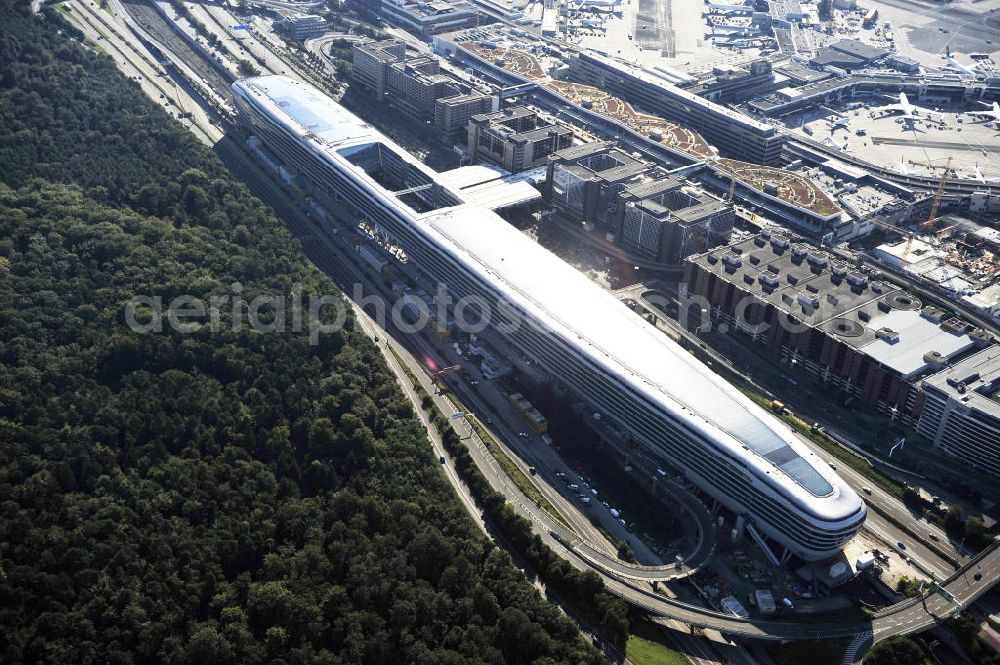 Frankfurt am Main from above - Blick auf das Businesscenter The Squaire, vormals als Airrail Center Frankfurt bekannt. Hauptinvestor für das futuristische Projekt ist die IVG Immobilien AG. Das 660 Meter lange und neun Etagen (45 Meter) hohe Gebäude wurde über dem Fernbahnhof gebaut, um eine zusätzliche Fläche für Büros, Hotels und Einkaufszentren zu bieten. Das u.a. mit der Streif Baulogistik GmbH errichtete Bauwerk ist auf die Decke des Fernbahnhofs gesetzt, die wie die Pfeiler des Grundbauwerks bereits entsprechend ausgelegt wurde. Das Center ist somit direkt mit dem Terminal 1 und dem Fernbahnhof verbunden. View of the Business Center The Squair, formerly known as Airrail Center Frankfurt. The main investor for the futuristic project is the IVG Immobilien AG.