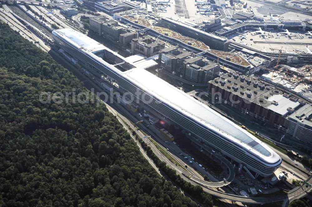 Frankfurt am Main from the bird's eye view: Blick auf das Businesscenter The Squaire, vormals als Airrail Center Frankfurt bekannt. Hauptinvestor für das futuristische Projekt ist die IVG Immobilien AG. Das 660 Meter lange und neun Etagen (45 Meter) hohe Gebäude wurde über dem Fernbahnhof gebaut, um eine zusätzliche Fläche für Büros, Hotels und Einkaufszentren zu bieten. Das u.a. mit der Streif Baulogistik GmbH errichtete Bauwerk ist auf die Decke des Fernbahnhofs gesetzt, die wie die Pfeiler des Grundbauwerks bereits entsprechend ausgelegt wurde. Das Center ist somit direkt mit dem Terminal 1 und dem Fernbahnhof verbunden. View of the Business Center The Squair, formerly known as Airrail Center Frankfurt. The main investor for the futuristic project is the IVG Immobilien AG.