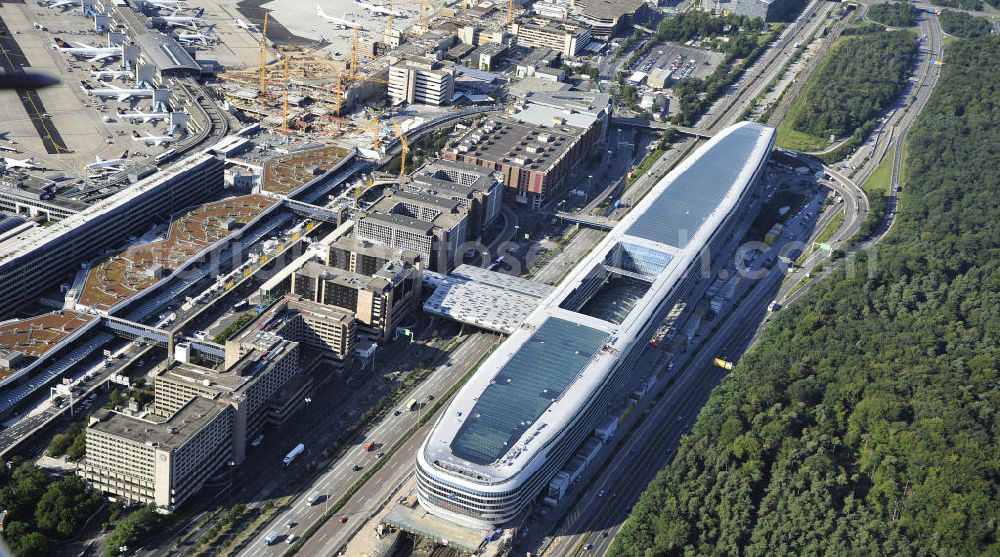 Aerial image Frankfurt am Main - Blick auf das Businesscenter The Squaire, vormals als Airrail Center Frankfurt bekannt. Hauptinvestor für das futuristische Projekt ist die IVG Immobilien AG. Das 660 Meter lange und neun Etagen (45 Meter) hohe Gebäude wurde über dem Fernbahnhof gebaut, um eine zusätzliche Fläche für Büros, Hotels und Einkaufszentren zu bieten. Das u.a. mit der Streif Baulogistik GmbH errichtete Bauwerk ist auf die Decke des Fernbahnhofs gesetzt, die wie die Pfeiler des Grundbauwerks bereits entsprechend ausgelegt wurde. Das Center ist somit direkt mit dem Terminal 1 und dem Fernbahnhof verbunden. View of the Business Center The Squair, formerly known as Airrail Center Frankfurt. The main investor for the futuristic project is the IVG Immobilien AG.