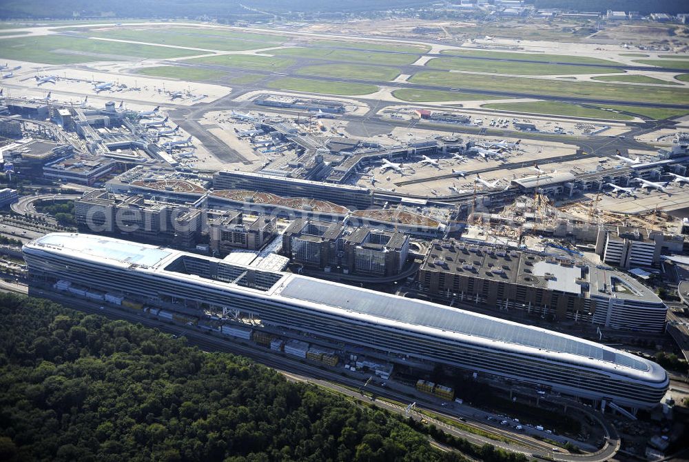 Frankfurt am Main from above - Blick auf das Businesscenter The Squaire, vormals als Airrail Center Frankfurt bekannt. Hauptinvestor für das futuristische Projekt ist die IVG Immobilien AG. Das 660 Meter lange und neun Etagen (45 Meter) hohe Gebäude wurde über dem Fernbahnhof gebaut, um eine zusätzliche Fläche für Büros, Hotels und Einkaufszentren zu bieten. Das u.a. mit der Streif Baulogistik GmbH errichtete Bauwerk ist auf die Decke des Fernbahnhofs gesetzt, die wie die Pfeiler des Grundbauwerks bereits entsprechend ausgelegt wurde. Das Center ist somit direkt mit dem Terminal 1 und dem Fernbahnhof verbunden. View of the Business Center The Squair, formerly known as Airrail Center Frankfurt. The main investor for the futuristic project is the IVG Immobilien AG.