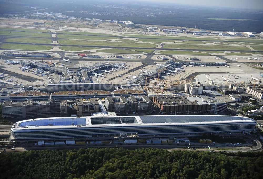 Aerial image Frankfurt am Main - Blick auf das Businesscenter The Squaire, vormals als Airrail Center Frankfurt bekannt. Hauptinvestor für das futuristische Projekt ist die IVG Immobilien AG. Das 660 Meter lange und neun Etagen (45 Meter) hohe Gebäude wurde über dem Fernbahnhof gebaut, um eine zusätzliche Fläche für Büros, Hotels und Einkaufszentren zu bieten. Das u.a. mit der Streif Baulogistik GmbH errichtete Bauwerk ist auf die Decke des Fernbahnhofs gesetzt, die wie die Pfeiler des Grundbauwerks bereits entsprechend ausgelegt wurde. Das Center ist somit direkt mit dem Terminal 1 und dem Fernbahnhof verbunden. View of the Business Center The Squair, formerly known as Airrail Center Frankfurt. The main investor for the futuristic project is the IVG Immobilien AG.