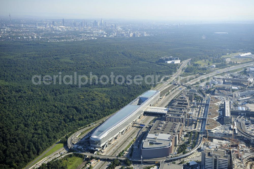 Frankfurt am Main from the bird's eye view: Blick auf das Businesscenter The Squaire, vormals als Airrail Center Frankfurt bekannt. Hauptinvestor für das futuristische Projekt ist die IVG Immobilien AG. Das 660 Meter lange und neun Etagen (45 Meter) hohe Gebäude wurde über dem Fernbahnhof gebaut, um eine zusätzliche Fläche für Büros, Hotels und Einkaufszentren zu bieten. Das u.a. mit der Streif Baulogistik GmbH errichtete Bauwerk ist auf die Decke des Fernbahnhofs gesetzt, die wie die Pfeiler des Grundbauwerks bereits entsprechend ausgelegt wurde. Das Center ist somit direkt mit dem Terminal 1 und dem Fernbahnhof verbunden. View of the Business Center The Squair, formerly known as Airrail Center Frankfurt. The main investor for the futuristic project is the IVG Immobilien AG.