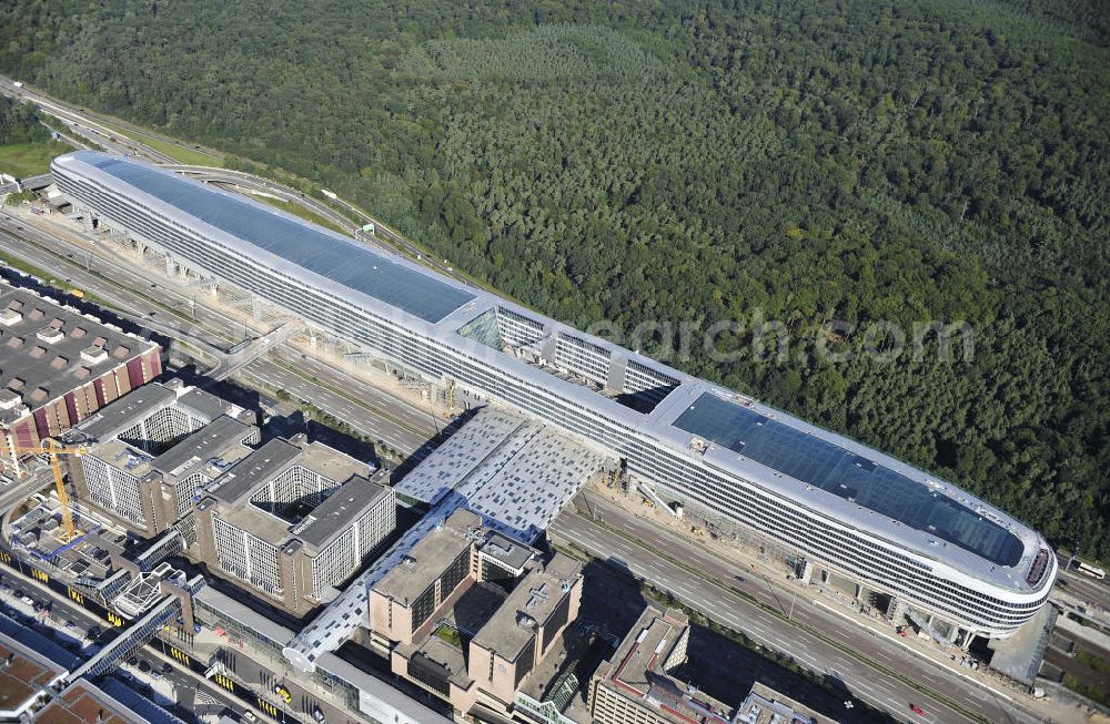 Aerial image Frankfurt am Main - Blick auf das Businesscenter The Squaire, vormals als Airrail Center Frankfurt bekannt. Hauptinvestor für das futuristische Projekt ist die IVG Immobilien AG. Das 660 Meter lange und neun Etagen (45 Meter) hohe Gebäude wurde über dem Fernbahnhof gebaut, um eine zusätzliche Fläche für Büros, Hotels und Einkaufszentren zu bieten. Das u.a. mit der Streif Baulogistik GmbH errichtete Bauwerk ist auf die Decke des Fernbahnhofs gesetzt, die wie die Pfeiler des Grundbauwerks bereits entsprechend ausgelegt wurde. Das Center ist somit direkt mit dem Terminal 1 und dem Fernbahnhof verbunden. View of the Business Center The Squair, formerly known as Airrail Center Frankfurt. The main investor for the futuristic project is the IVG Immobilien AG.