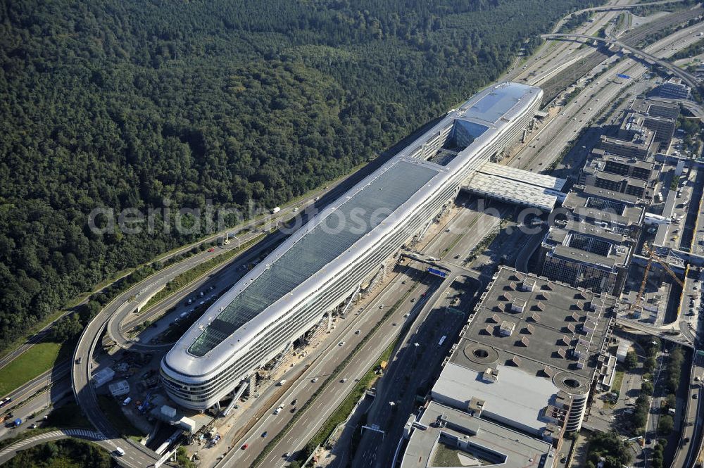 Aerial image Frankfurt am Main - Blick auf das Businesscenter The Squaire, vormals als Airrail Center Frankfurt bekannt. Hauptinvestor für das futuristische Projekt ist die IVG Immobilien AG. Das 660 Meter lange und neun Etagen (45 Meter) hohe Gebäude wurde über dem Fernbahnhof gebaut, um eine zusätzliche Fläche für Büros, Hotels und Einkaufszentren zu bieten. Das u.a. mit der Streif Baulogistik GmbH errichtete Bauwerk ist auf die Decke des Fernbahnhofs gesetzt, die wie die Pfeiler des Grundbauwerks bereits entsprechend ausgelegt wurde. Das Center ist somit direkt mit dem Terminal 1 und dem Fernbahnhof verbunden. View of the Business Center The Squair, formerly known as Airrail Center Frankfurt. The main investor for the futuristic project is the IVG Immobilien AG.