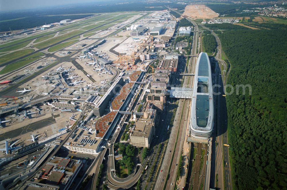 Frankfurt am Main from above - Blick auf das Businesscenter The Squaire, vormals als Airrail Center Frankfurt bekannt. Hauptinvestor für das futuristische Projekt ist die IVG Immobilien AG. Das 660 Meter lange und neun Etagen (45 Meter) hohe Gebäude wurde über dem Fernbahnhof gebaut, um eine zusätzliche Fläche für Büros, Hotels und Einkaufszentren zu bieten. Das u.a. mit der Streif Baulogistik GmbH errichtete Bauwerk ist auf die Decke des Fernbahnhofs gesetzt, die wie die Pfeiler des Grundbauwerks bereits entsprechend ausgelegt wurde. Das Center ist somit direkt mit dem Terminal 1 und dem Fernbahnhof verbunden. View of the Business Center The Squair, formerly known as Airrail Center Frankfurt. The main investor for the futuristic project is the IVG Immobilien AG.