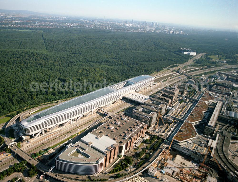 Aerial image Frankfurt am Main - Blick auf das Businesscenter The Squaire, vormals als Airrail Center Frankfurt bekannt. Hauptinvestor für das futuristische Projekt ist die IVG Immobilien AG. Das 660 Meter lange und neun Etagen (45 Meter) hohe Gebäude wurde über dem Fernbahnhof gebaut, um eine zusätzliche Fläche für Büros, Hotels und Einkaufszentren zu bieten. Das u.a. mit der Streif Baulogistik GmbH errichtete Bauwerk ist auf die Decke des Fernbahnhofs gesetzt, die wie die Pfeiler des Grundbauwerks bereits entsprechend ausgelegt wurde. Das Center ist somit direkt mit dem Terminal 1 und dem Fernbahnhof verbunden. View of the Business Center The Squair, formerly known as Airrail Center Frankfurt. The main investor for the futuristic project is the IVG Immobilien AG.