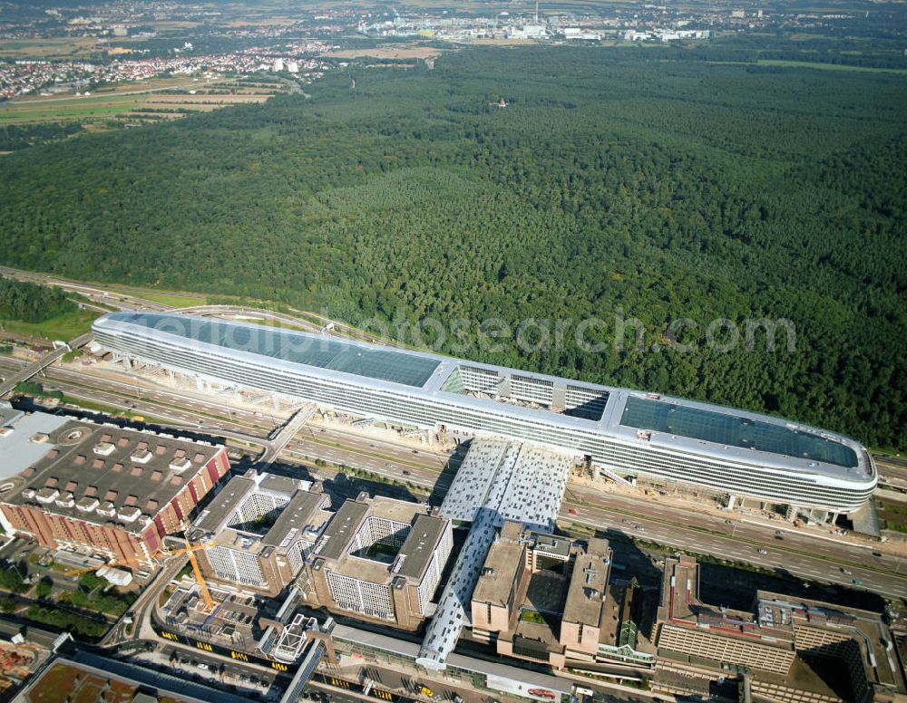 Frankfurt am Main from above - Blick auf das Businesscenter The Squaire, vormals als Airrail Center Frankfurt bekannt. Hauptinvestor für das futuristische Projekt ist die IVG Immobilien AG. Das 660 Meter lange und neun Etagen (45 Meter) hohe Gebäude wurde über dem Fernbahnhof gebaut, um eine zusätzliche Fläche für Büros, Hotels und Einkaufszentren zu bieten. Das u.a. mit der Streif Baulogistik GmbH errichtete Bauwerk ist auf die Decke des Fernbahnhofs gesetzt, die wie die Pfeiler des Grundbauwerks bereits entsprechend ausgelegt wurde. Das Center ist somit direkt mit dem Terminal 1 und dem Fernbahnhof verbunden. View of the Business Center The Squair, formerly known as Airrail Center Frankfurt. The main investor for the futuristic project is the IVG Immobilien AG.