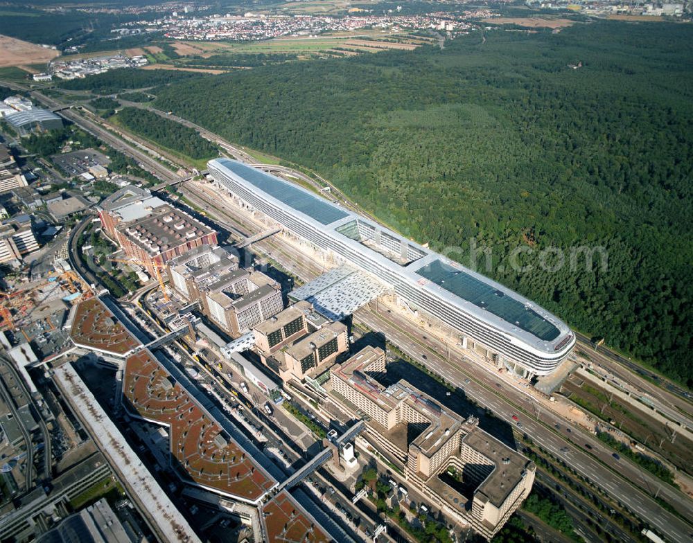 Frankfurt am Main from the bird's eye view: Blick auf das Businesscenter The Squaire, vormals als Airrail Center Frankfurt bekannt. Hauptinvestor für das futuristische Projekt ist die IVG Immobilien AG. Das 660 Meter lange und neun Etagen (45 Meter) hohe Gebäude wurde über dem Fernbahnhof gebaut, um eine zusätzliche Fläche für Büros, Hotels und Einkaufszentren zu bieten. Das u.a. mit der Streif Baulogistik GmbH errichtete Bauwerk ist auf die Decke des Fernbahnhofs gesetzt, die wie die Pfeiler des Grundbauwerks bereits entsprechend ausgelegt wurde. Das Center ist somit direkt mit dem Terminal 1 und dem Fernbahnhof verbunden. View of the Business Center The Squair, formerly known as Airrail Center Frankfurt. The main investor for the futuristic project is the IVG Immobilien AG.