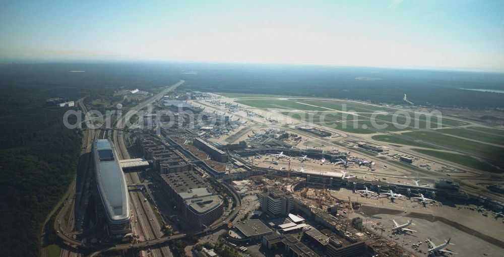 Aerial photograph Frankfurt am Main - Blick auf das Businesscenter The Squaire, vormals als Airrail Center Frankfurt bekannt. Hauptinvestor für das futuristische Projekt ist die IVG Immobilien AG. Das 660 Meter lange und neun Etagen (45 Meter) hohe Gebäude wurde über dem Fernbahnhof gebaut, um eine zusätzliche Fläche für Büros, Hotels und Einkaufszentren zu bieten. Das u.a. mit der Streif Baulogistik GmbH errichtete Bauwerk ist auf die Decke des Fernbahnhofs gesetzt, die wie die Pfeiler des Grundbauwerks bereits entsprechend ausgelegt wurde. Das Center ist somit direkt mit dem Terminal 1 und dem Fernbahnhof verbunden. View of the Business Center The Squair, formerly known as Airrail Center Frankfurt. The main investor for the futuristic project is the IVG Immobilien AG.