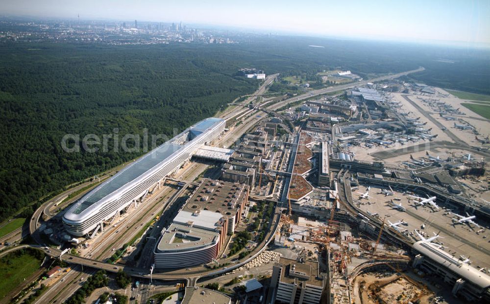 Frankfurt am Main from above - Blick auf das Businesscenter The Squaire, vormals als Airrail Center Frankfurt bekannt. Hauptinvestor für das futuristische Projekt ist die IVG Immobilien AG. Das 660 Meter lange und neun Etagen (45 Meter) hohe Gebäude wurde über dem Fernbahnhof gebaut, um eine zusätzliche Fläche für Büros, Hotels und Einkaufszentren zu bieten. Das u.a. mit der Streif Baulogistik GmbH errichtete Bauwerk ist auf die Decke des Fernbahnhofs gesetzt, die wie die Pfeiler des Grundbauwerks bereits entsprechend ausgelegt wurde. Das Center ist somit direkt mit dem Terminal 1 und dem Fernbahnhof verbunden. View of the Business Center The Squair, formerly known as Airrail Center Frankfurt. The main investor for the futuristic project is the IVG Immobilien AG.