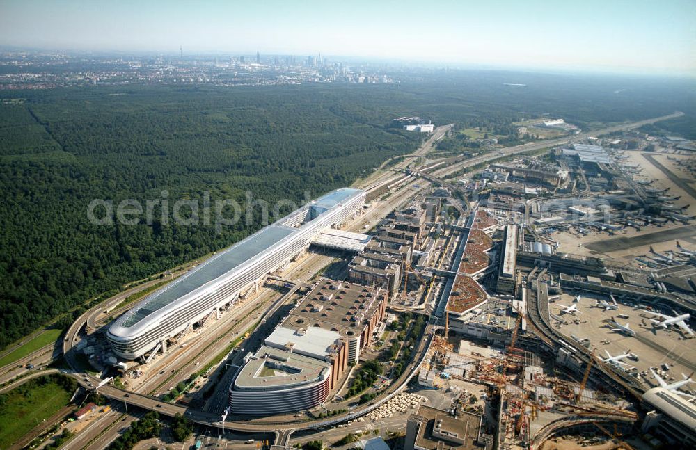 Frankfurt am Main from the bird's eye view: Blick auf das Businesscenter The Squaire, vormals als Airrail Center Frankfurt bekannt. Hauptinvestor für das futuristische Projekt ist die IVG Immobilien AG. Das 660 Meter lange und neun Etagen (45 Meter) hohe Gebäude wurde über dem Fernbahnhof gebaut, um eine zusätzliche Fläche für Büros, Hotels und Einkaufszentren zu bieten. Das u.a. mit der Streif Baulogistik GmbH errichtete Bauwerk ist auf die Decke des Fernbahnhofs gesetzt, die wie die Pfeiler des Grundbauwerks bereits entsprechend ausgelegt wurde. Das Center ist somit direkt mit dem Terminal 1 und dem Fernbahnhof verbunden. View of the Business Center The Squair, formerly known as Airrail Center Frankfurt. The main investor for the futuristic project is the IVG Immobilien AG.