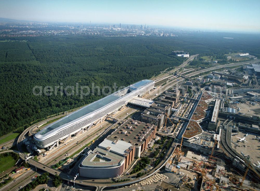 Aerial image Frankfurt am Main - Blick auf das Businesscenter The Squaire, vormals als Airrail Center Frankfurt bekannt. Hauptinvestor für das futuristische Projekt ist die IVG Immobilien AG. Das 660 Meter lange und neun Etagen (45 Meter) hohe Gebäude wurde über dem Fernbahnhof gebaut, um eine zusätzliche Fläche für Büros, Hotels und Einkaufszentren zu bieten. Das u.a. mit der Streif Baulogistik GmbH errichtete Bauwerk ist auf die Decke des Fernbahnhofs gesetzt, die wie die Pfeiler des Grundbauwerks bereits entsprechend ausgelegt wurde. Das Center ist somit direkt mit dem Terminal 1 und dem Fernbahnhof verbunden. View of the Business Center The Squair, formerly known as Airrail Center Frankfurt. The main investor for the futuristic project is the IVG Immobilien AG.