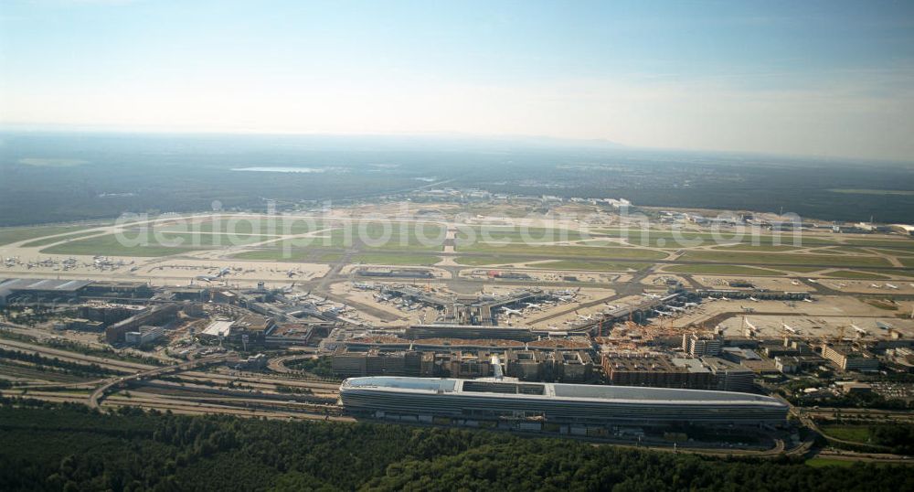 Aerial photograph Frankfurt am Main - Blick auf das Businesscenter The Squaire, vormals als Airrail Center Frankfurt bekannt. Hauptinvestor für das futuristische Projekt ist die IVG Immobilien AG. Das 660 Meter lange und neun Etagen (45 Meter) hohe Gebäude wurde über dem Fernbahnhof gebaut, um eine zusätzliche Fläche für Büros, Hotels und Einkaufszentren zu bieten. Das u.a. mit der Streif Baulogistik GmbH errichtete Bauwerk ist auf die Decke des Fernbahnhofs gesetzt, die wie die Pfeiler des Grundbauwerks bereits entsprechend ausgelegt wurde. Das Center ist somit direkt mit dem Terminal 1 und dem Fernbahnhof verbunden. View of the Business Center The Squair, formerly known as Airrail Center Frankfurt. The main investor for the futuristic project is the IVG Immobilien AG.