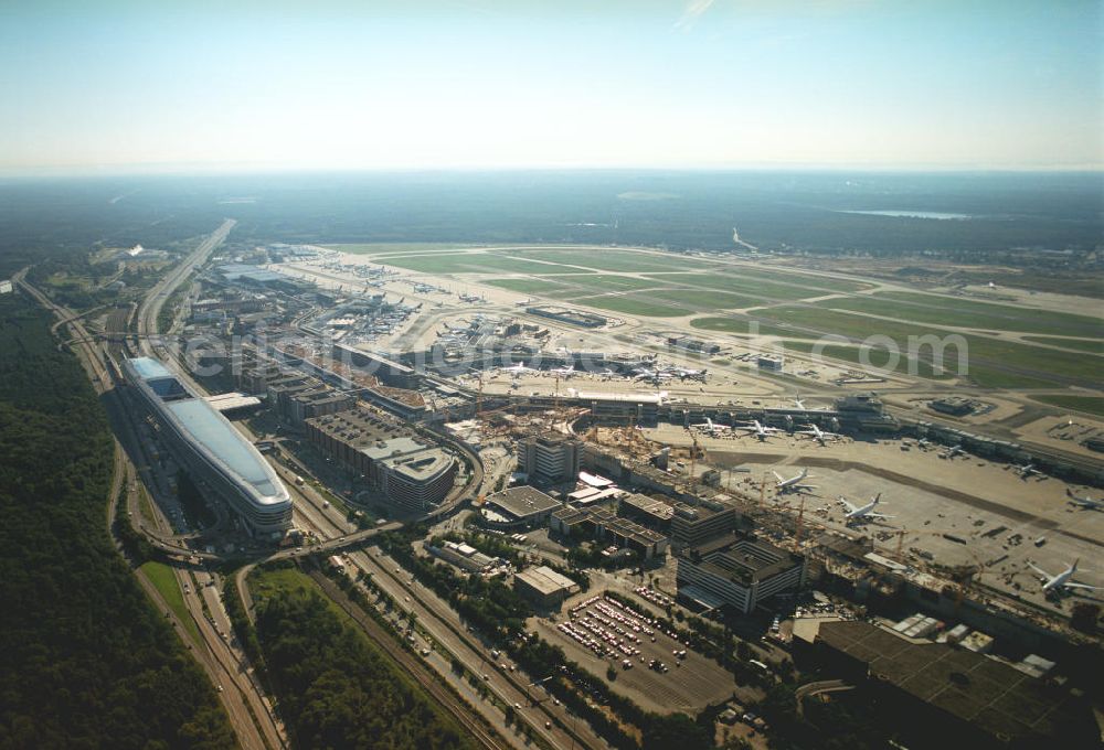 Frankfurt am Main from above - Blick auf das Businesscenter The Squaire, vormals als Airrail Center Frankfurt bekannt. Hauptinvestor für das futuristische Projekt ist die IVG Immobilien AG. Das 660 Meter lange und neun Etagen (45 Meter) hohe Gebäude wurde über dem Fernbahnhof gebaut, um eine zusätzliche Fläche für Büros, Hotels und Einkaufszentren zu bieten. Das u.a. mit der Streif Baulogistik GmbH errichtete Bauwerk ist auf die Decke des Fernbahnhofs gesetzt, die wie die Pfeiler des Grundbauwerks bereits entsprechend ausgelegt wurde. Das Center ist somit direkt mit dem Terminal 1 und dem Fernbahnhof verbunden. View of the Business Center The Squair, formerly known as Airrail Center Frankfurt. The main investor for the futuristic project is the IVG Immobilien AG.