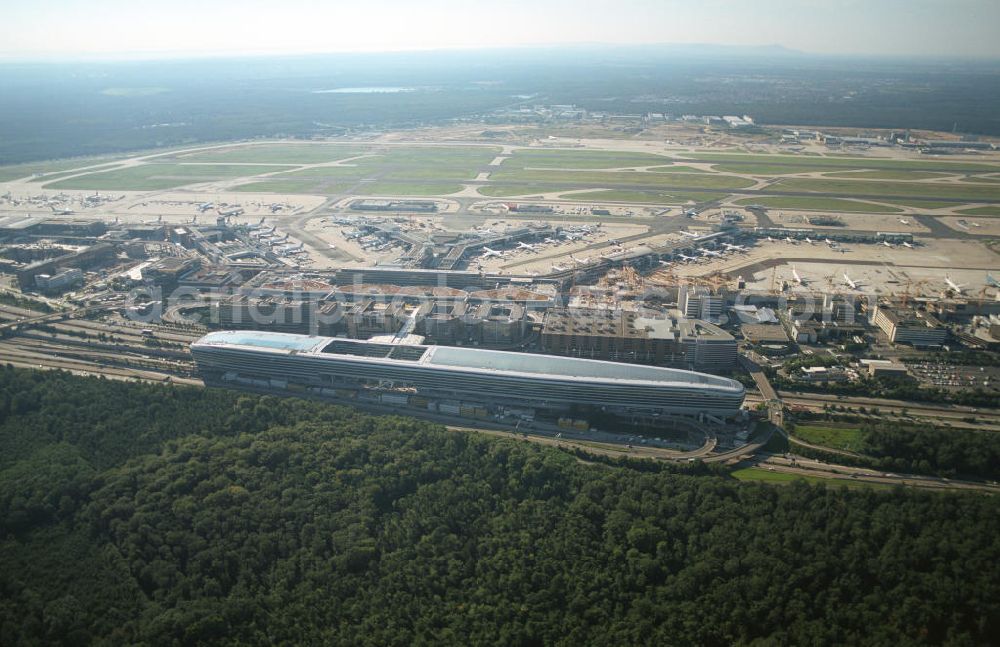 Aerial image Frankfurt am Main - Blick auf das Businesscenter The Squaire, vormals als Airrail Center Frankfurt bekannt. Hauptinvestor für das futuristische Projekt ist die IVG Immobilien AG. Das 660 Meter lange und neun Etagen (45 Meter) hohe Gebäude wurde über dem Fernbahnhof gebaut, um eine zusätzliche Fläche für Büros, Hotels und Einkaufszentren zu bieten. Das u.a. mit der Streif Baulogistik GmbH errichtete Bauwerk ist auf die Decke des Fernbahnhofs gesetzt, die wie die Pfeiler des Grundbauwerks bereits entsprechend ausgelegt wurde. Das Center ist somit direkt mit dem Terminal 1 und dem Fernbahnhof verbunden. View of the Business Center The Squair, formerly known as Airrail Center Frankfurt. The main investor for the futuristic project is the IVG Immobilien AG.