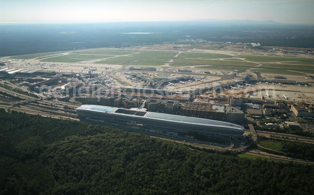 Aerial photograph Frankfurt am Main - Blick auf das Businesscenter The Squaire, vormals als Airrail Center Frankfurt bekannt. Hauptinvestor für das futuristische Projekt ist die IVG Immobilien AG. Das 660 Meter lange und neun Etagen (45 Meter) hohe Gebäude wurde über dem Fernbahnhof gebaut, um eine zusätzliche Fläche für Büros, Hotels und Einkaufszentren zu bieten. Das u.a. mit der Streif Baulogistik GmbH errichtete Bauwerk ist auf die Decke des Fernbahnhofs gesetzt, die wie die Pfeiler des Grundbauwerks bereits entsprechend ausgelegt wurde. Das Center ist somit direkt mit dem Terminal 1 und dem Fernbahnhof verbunden. View of the Business Center The Squair, formerly known as Airrail Center Frankfurt. The main investor for the futuristic project is the IVG Immobilien AG.