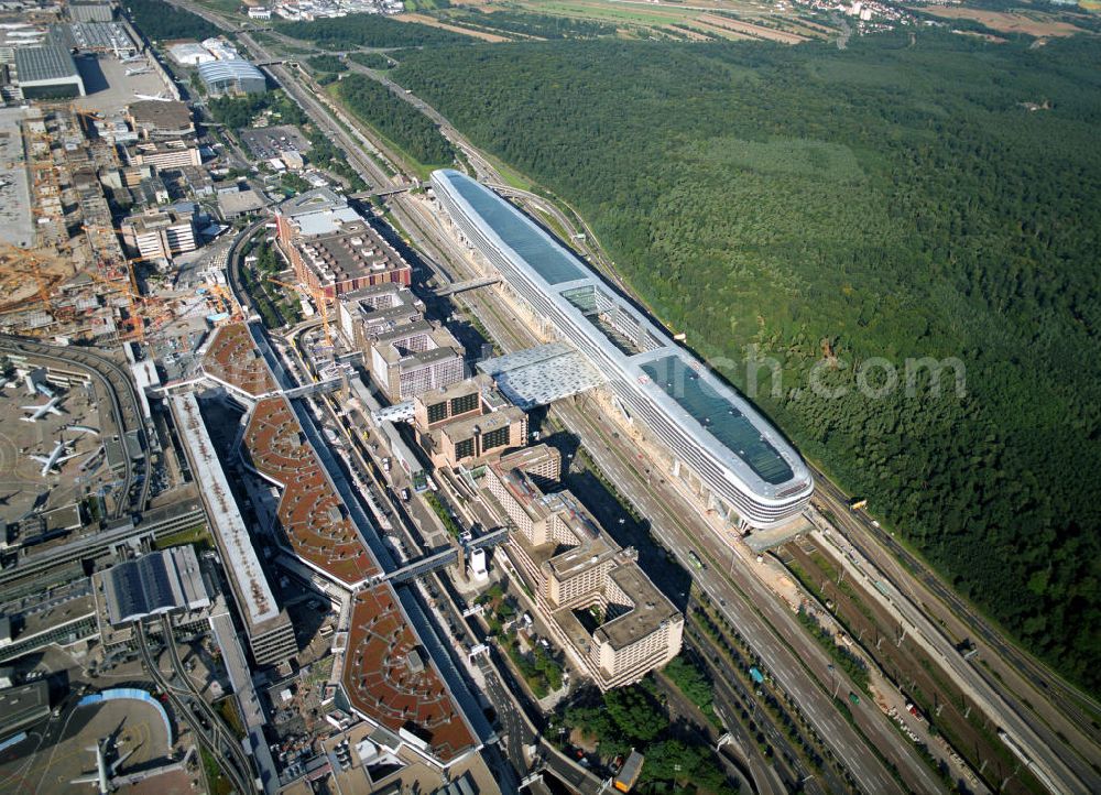 Frankfurt am Main from above - Blick auf das Businesscenter The Squaire, vormals als Airrail Center Frankfurt bekannt. Hauptinvestor für das futuristische Projekt ist die IVG Immobilien AG. Das 660 Meter lange und neun Etagen (45 Meter) hohe Gebäude wurde über dem Fernbahnhof gebaut, um eine zusätzliche Fläche für Büros, Hotels und Einkaufszentren zu bieten. Das u.a. mit der Streif Baulogistik GmbH errichtete Bauwerk ist auf die Decke des Fernbahnhofs gesetzt, die wie die Pfeiler des Grundbauwerks bereits entsprechend ausgelegt wurde. Das Center ist somit direkt mit dem Terminal 1 und dem Fernbahnhof verbunden. View of the Business Center The Squair, formerly known as Airrail Center Frankfurt. The main investor for the futuristic project is the IVG Immobilien AG.