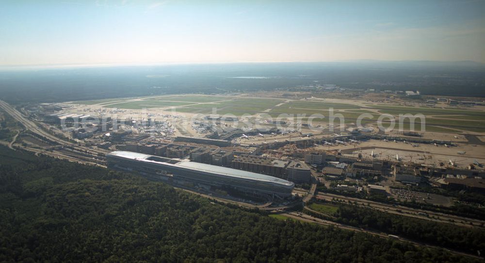 Aerial image Frankfurt am Main - Blick auf das Businesscenter The Squaire, vormals als Airrail Center Frankfurt bekannt. Hauptinvestor für das futuristische Projekt ist die IVG Immobilien AG. Das 660 Meter lange und neun Etagen (45 Meter) hohe Gebäude wurde über dem Fernbahnhof gebaut, um eine zusätzliche Fläche für Büros, Hotels und Einkaufszentren zu bieten. Das u.a. mit der Streif Baulogistik GmbH errichtete Bauwerk ist auf die Decke des Fernbahnhofs gesetzt, die wie die Pfeiler des Grundbauwerks bereits entsprechend ausgelegt wurde. Das Center ist somit direkt mit dem Terminal 1 und dem Fernbahnhof verbunden. View of the Business Center The Squair, formerly known as Airrail Center Frankfurt. The main investor for the futuristic project is the IVG Immobilien AG.