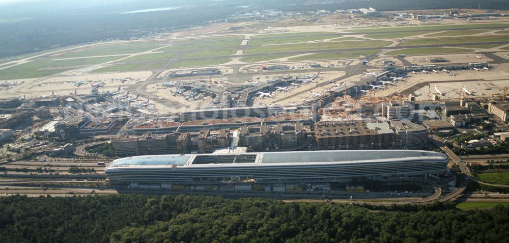 Aerial photograph Frankfurt am Main - Blick auf das Businesscenter The Squaire, vormals als Airrail Center Frankfurt bekannt. Hauptinvestor für das futuristische Projekt ist die IVG Immobilien AG. Das 660 Meter lange und neun Etagen (45 Meter) hohe Gebäude wurde über dem Fernbahnhof gebaut, um eine zusätzliche Fläche für Büros, Hotels und Einkaufszentren zu bieten. Das u.a. mit der Streif Baulogistik GmbH errichtete Bauwerk ist auf die Decke des Fernbahnhofs gesetzt, die wie die Pfeiler des Grundbauwerks bereits entsprechend ausgelegt wurde. Das Center ist somit direkt mit dem Terminal 1 und dem Fernbahnhof verbunden. View of the Business Center The Squair, formerly known as Airrail Center Frankfurt. The main investor for the futuristic project is the IVG Immobilien AG.