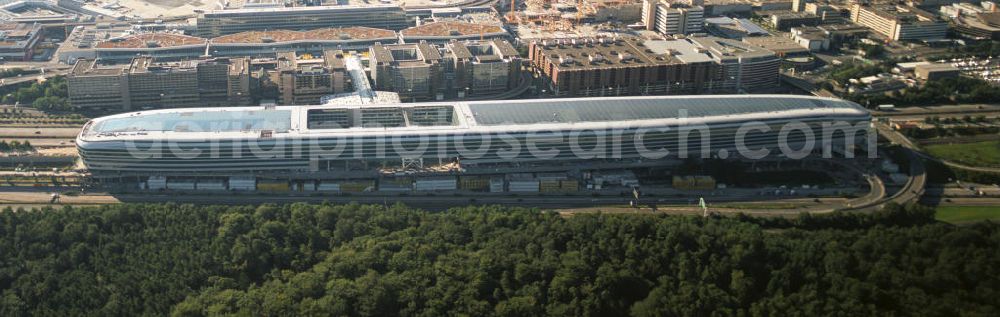 Frankfurt am Main from above - Blick auf das Businesscenter The Squaire, vormals als Airrail Center Frankfurt bekannt. Hauptinvestor für das futuristische Projekt ist die IVG Immobilien AG. Das 660 Meter lange und neun Etagen (45 Meter) hohe Gebäude wurde über dem Fernbahnhof gebaut, um eine zusätzliche Fläche für Büros, Hotels und Einkaufszentren zu bieten. Das u.a. mit der Streif Baulogistik GmbH errichtete Bauwerk ist auf die Decke des Fernbahnhofs gesetzt, die wie die Pfeiler des Grundbauwerks bereits entsprechend ausgelegt wurde. Das Center ist somit direkt mit dem Terminal 1 und dem Fernbahnhof verbunden. View of the Business Center The Squair, formerly known as Airrail Center Frankfurt. The main investor for the futuristic project is the IVG Immobilien AG.