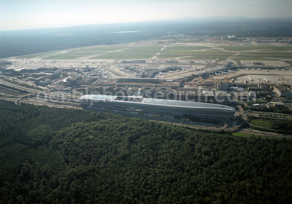 Aerial image Frankfurt am Main - Blick auf das Businesscenter The Squaire, vormals als Airrail Center Frankfurt bekannt. Hauptinvestor für das futuristische Projekt ist die IVG Immobilien AG. Das 660 Meter lange und neun Etagen (45 Meter) hohe Gebäude wurde über dem Fernbahnhof gebaut, um eine zusätzliche Fläche für Büros, Hotels und Einkaufszentren zu bieten. Das u.a. mit der Streif Baulogistik GmbH errichtete Bauwerk ist auf die Decke des Fernbahnhofs gesetzt, die wie die Pfeiler des Grundbauwerks bereits entsprechend ausgelegt wurde. Das Center ist somit direkt mit dem Terminal 1 und dem Fernbahnhof verbunden. View of the Business Center The Squair, formerly known as Airrail Center Frankfurt. The main investor for the futuristic project is the IVG Immobilien AG.