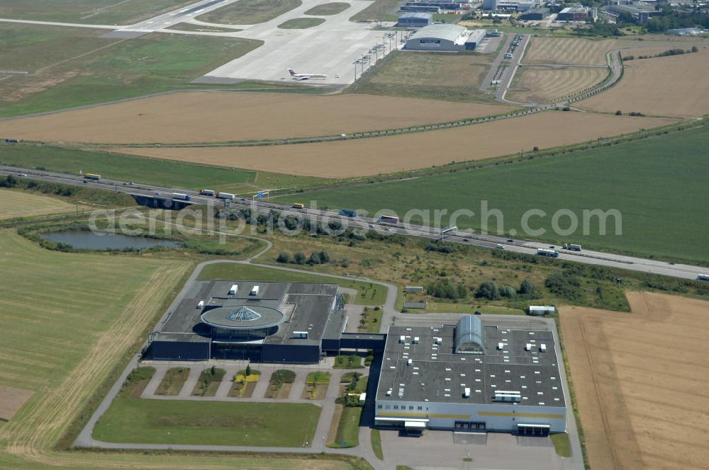 Schkeuditz from above - Blick auf den Businesspark an der A9 in Schkeuditz bei Leipzig im Bundesland Sachsen. Das Areal in unmittelbarer Nähe zum Flughafen Leipzig-Halle wurde für Unternehmen des produzierenden Gewerbe, der Logistik, für Büro und Verwaltung entwickelt. Die zwei Hauptgebäude wurden bis 2005 als Möbelhaus betrieben und werden von Bierwagen Immobilien vermietet.