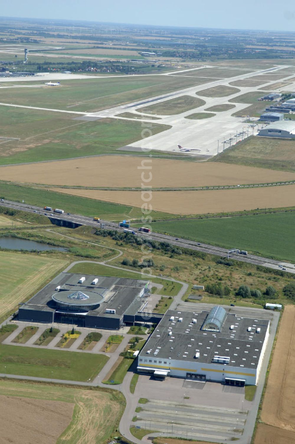 Aerial image Schkeuditz - Blick auf den Businesspark an der A9 in Schkeuditz bei Leipzig im Bundesland Sachsen. Das Areal in unmittelbarer Nähe zum Flughafen Leipzig-Halle wurde für Unternehmen des produzierenden Gewerbe, der Logistik, für Büro und Verwaltung entwickelt. Die zwei Hauptgebäude wurden bis 2005 als Möbelhaus betrieben und werden von Bierwagen Immobilien vermietet.