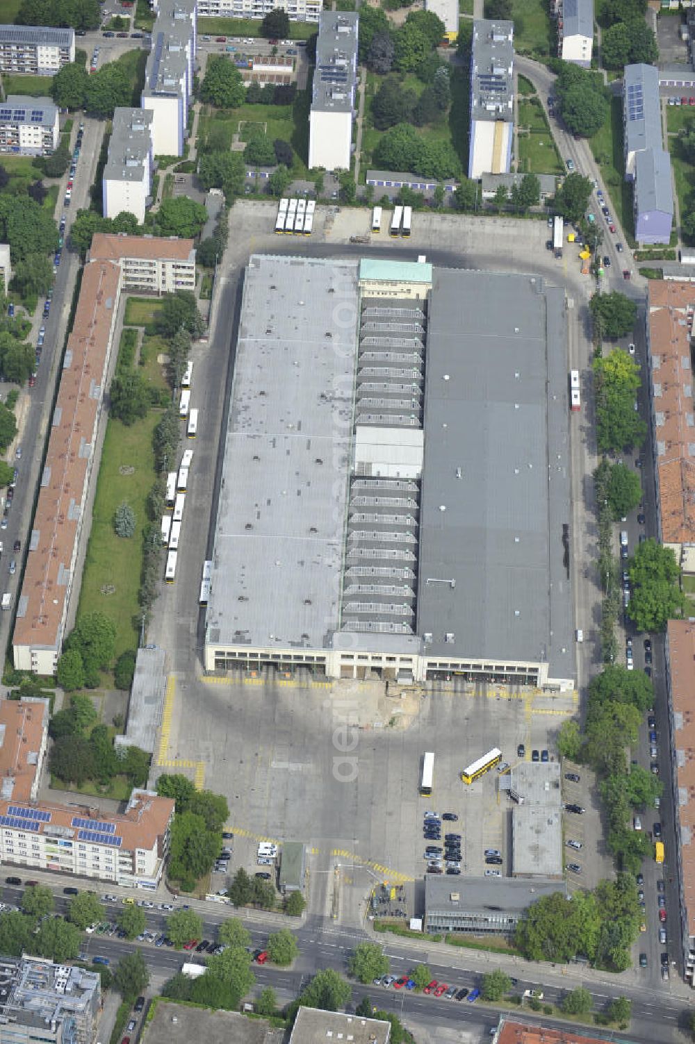 Aerial photograph Berlin - Look at the BVG bus depot Britz in Grade street in Neukölln district in Berlin. It was formerly used as a tramway depot nd then reconstructed