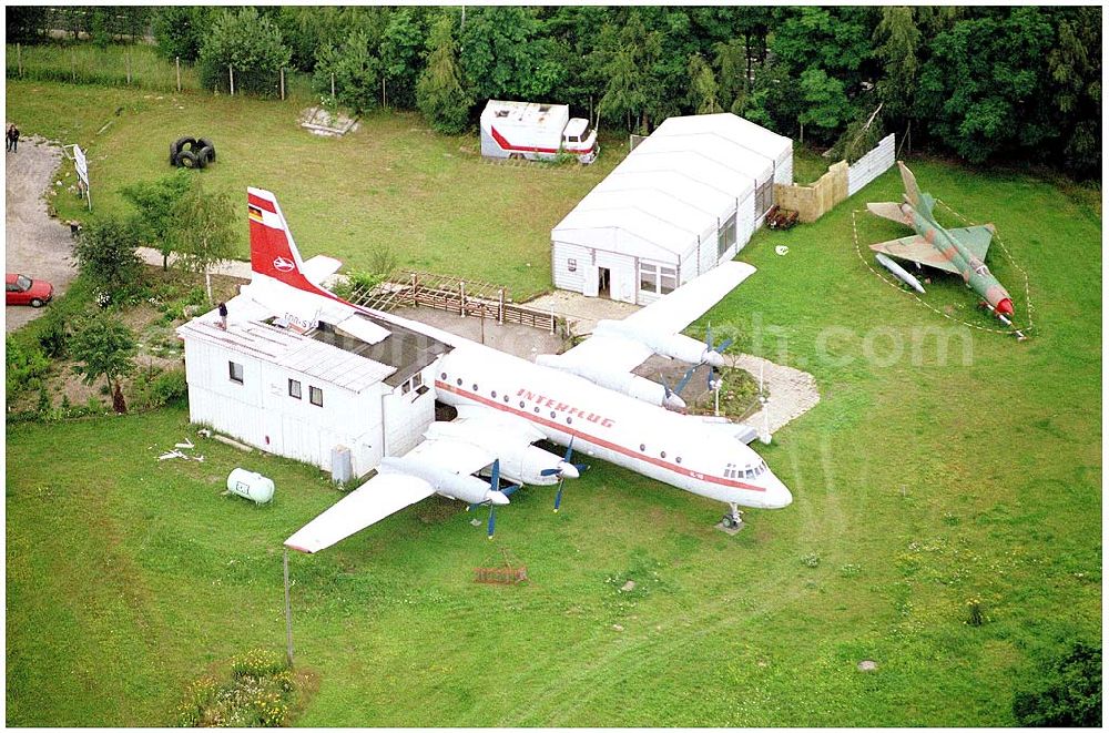 Harbke from above - 27.07.2004 IL-18 der Interflug mit der Kennung DDR-STD Am 26. OCT 1986 außer Dienst gestellt und in SXF abgestellt. 1991 demontiert und auf dem LAndweg nach Harbke überführt. Seit 1992 als Café (60 Plätze) genutzt. Kann für Eheschließungen gebucht werden. Fany-Fly,Helmstedter Straße,39365 Harbke