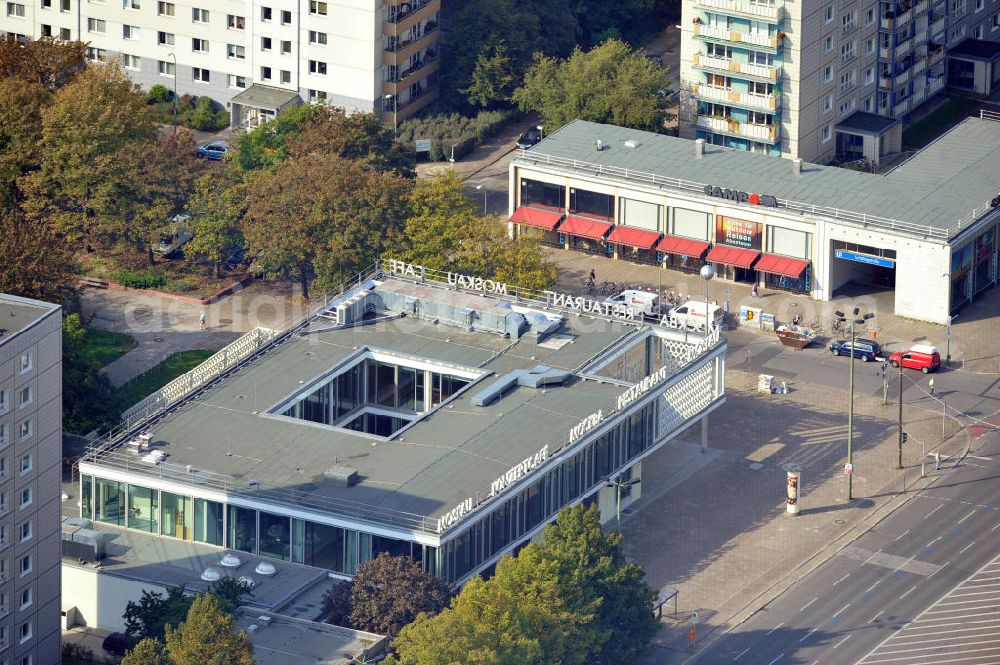 Aerial image Berlin Mitte - Im Cafe Moskau Berlin-Mitte finden verschiedene Veranstaltungen statt. Im Haus befinden sich unter an derem Tagungsräume, ein Club und eine Bar. Das Café wurde mehrmals originalgetreu renoviert, seine Fassade steht unter Denkmalschutz. The Café Moskau belongs to the district Berlin Mitte. It also provides a club, a bar and meeting rooms. It was renovated in facsimile serveral times. The front is landmarked.