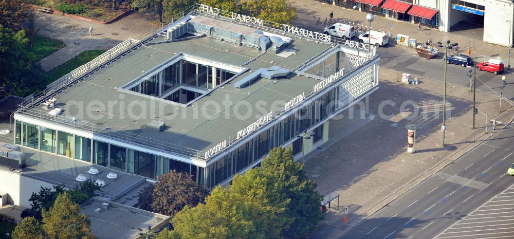 Aerial photograph Berlin Mitte - Im Cafe Moskau Berlin-Mitte finden verschiedene Veranstaltungen statt. Im Haus befinden sich unter an derem Tagungsräume, ein Club und eine Bar. Das Café wurde mehrmals originalgetreu renoviert, seine Fassade steht unter Denkmalschutz. The Café Moskau belongs to the district Berlin Mitte. It also provides a club, a bar and meeting rooms. It was renovated in facsimile serveral times. The front is landmarked.